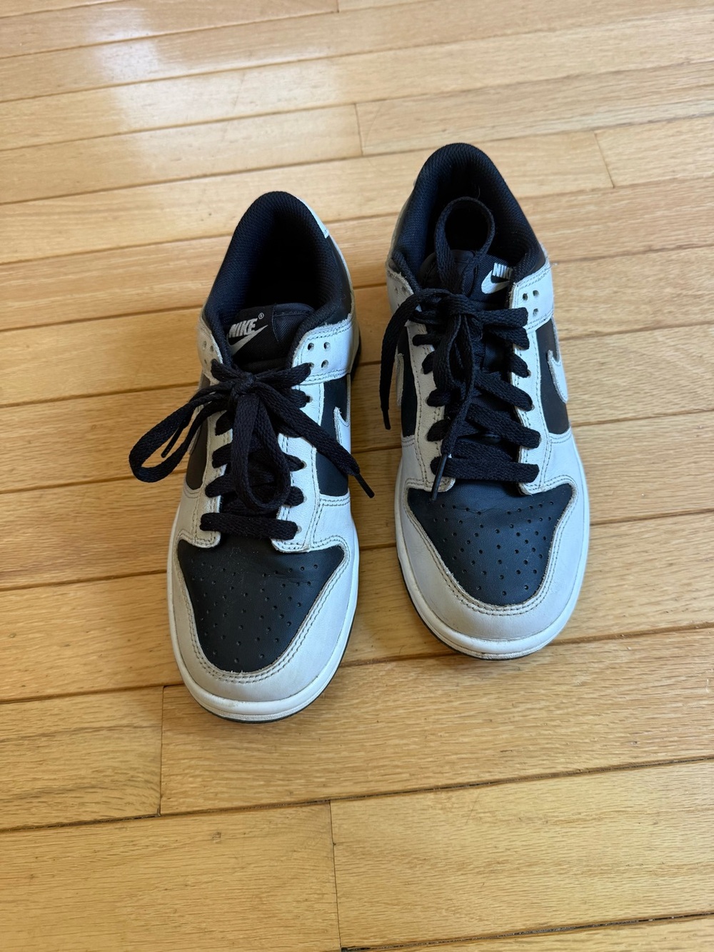 Nike Kids Black and White Low-Top Sneakers size 4.5